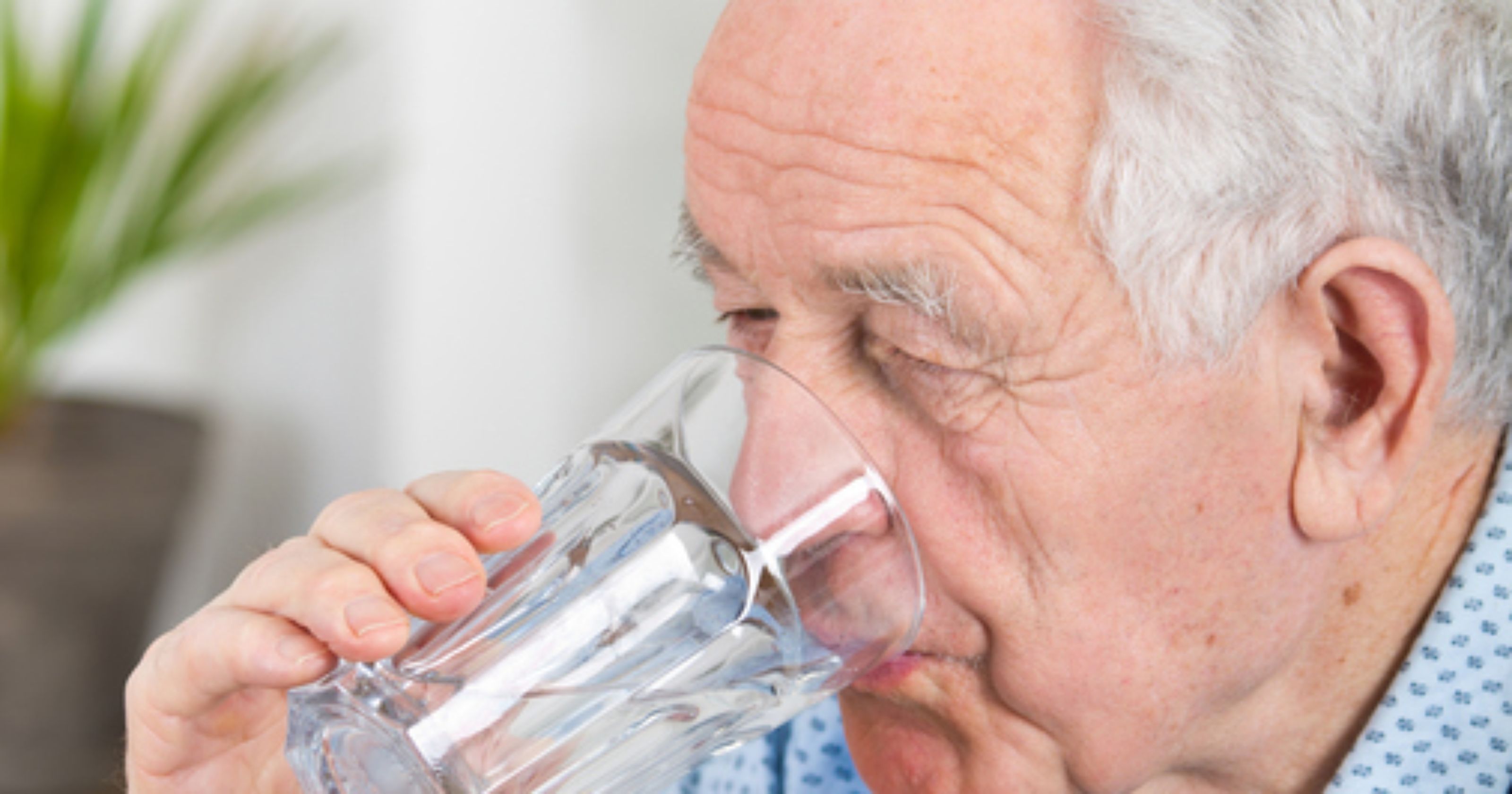 Слюноотделение у пожилых. Питье у пожилых. Человек пьющий воду. Дедушка пьет воду. Сахарный диабет жажда.