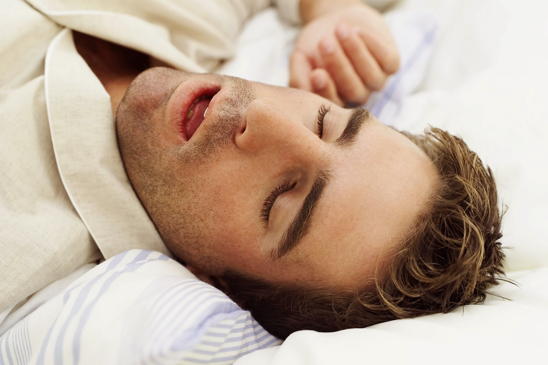 К чему снится спящий парень. Сон фото мужчина. Селокек из сна.